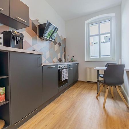 Modernes Apartment - Zentral, Ruhig, Wlan, Netflix, Kueche, Schreibtisch, Parkplatz, Waschtrockner Cottbus Esterno foto