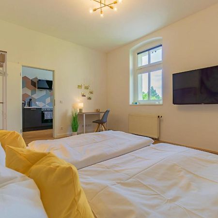 Modernes Apartment - Zentral, Ruhig, Wlan, Netflix, Kueche, Schreibtisch, Parkplatz, Waschtrockner Cottbus Esterno foto