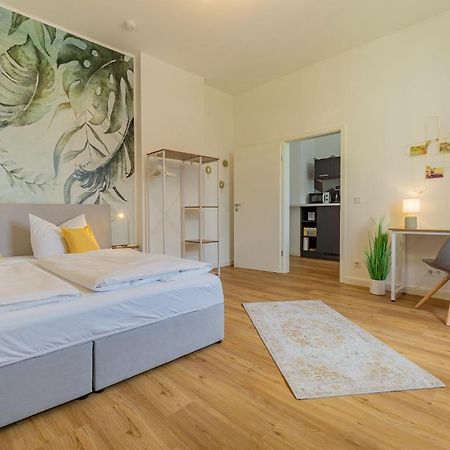Modernes Apartment - Zentral, Ruhig, Wlan, Netflix, Kueche, Schreibtisch, Parkplatz, Waschtrockner Cottbus Esterno foto
