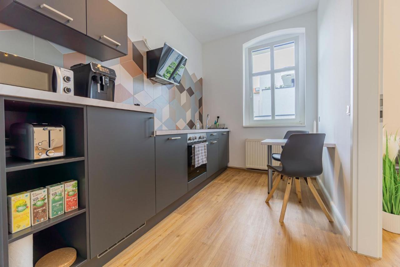 Modernes Apartment - Zentral, Ruhig, Wlan, Netflix, Kueche, Schreibtisch, Parkplatz, Waschtrockner Cottbus Esterno foto