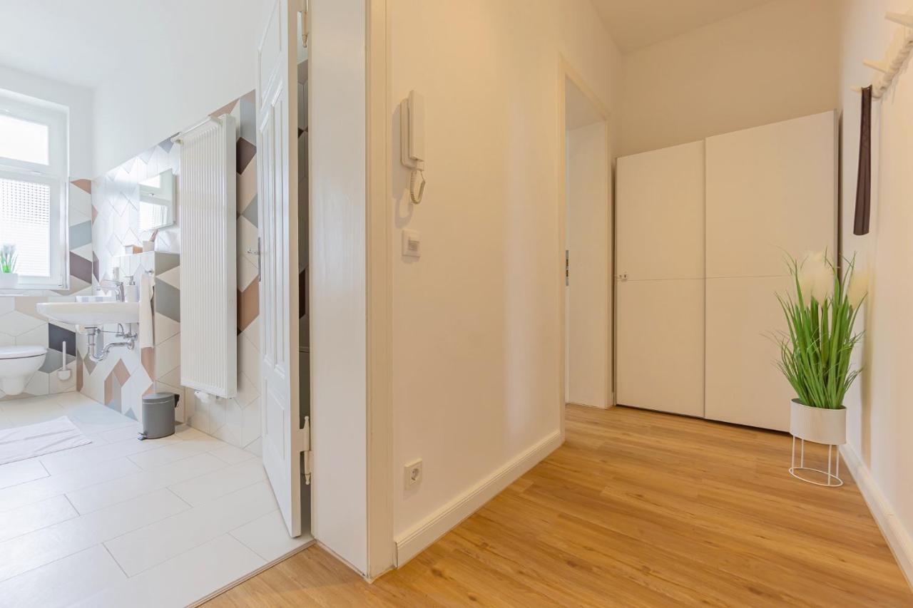 Modernes Apartment - Zentral, Ruhig, Wlan, Netflix, Kueche, Schreibtisch, Parkplatz, Waschtrockner Cottbus Esterno foto