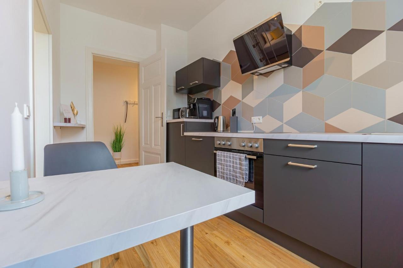 Modernes Apartment - Zentral, Ruhig, Wlan, Netflix, Kueche, Schreibtisch, Parkplatz, Waschtrockner Cottbus Esterno foto