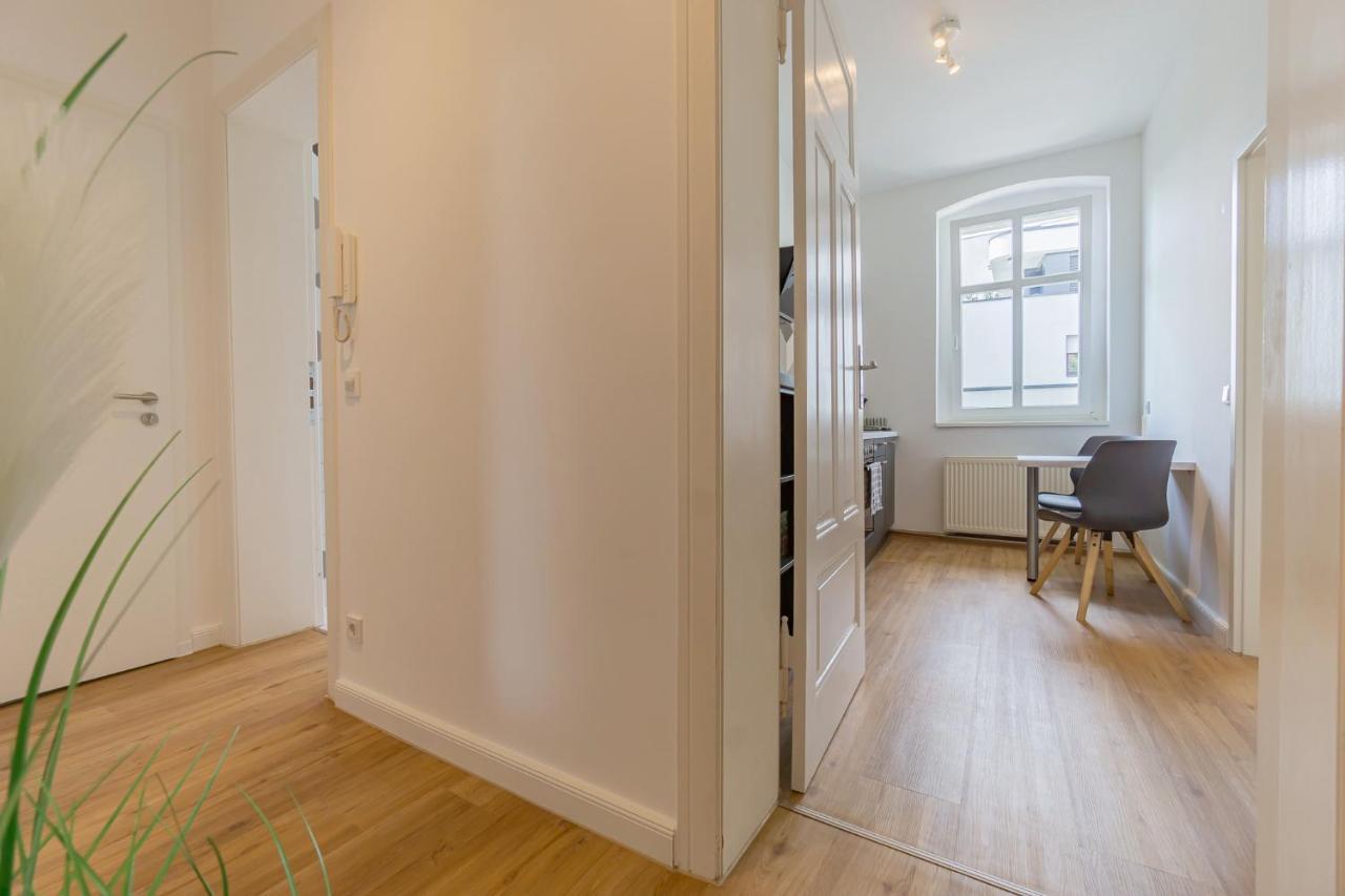 Modernes Apartment - Zentral, Ruhig, Wlan, Netflix, Kueche, Schreibtisch, Parkplatz, Waschtrockner Cottbus Esterno foto