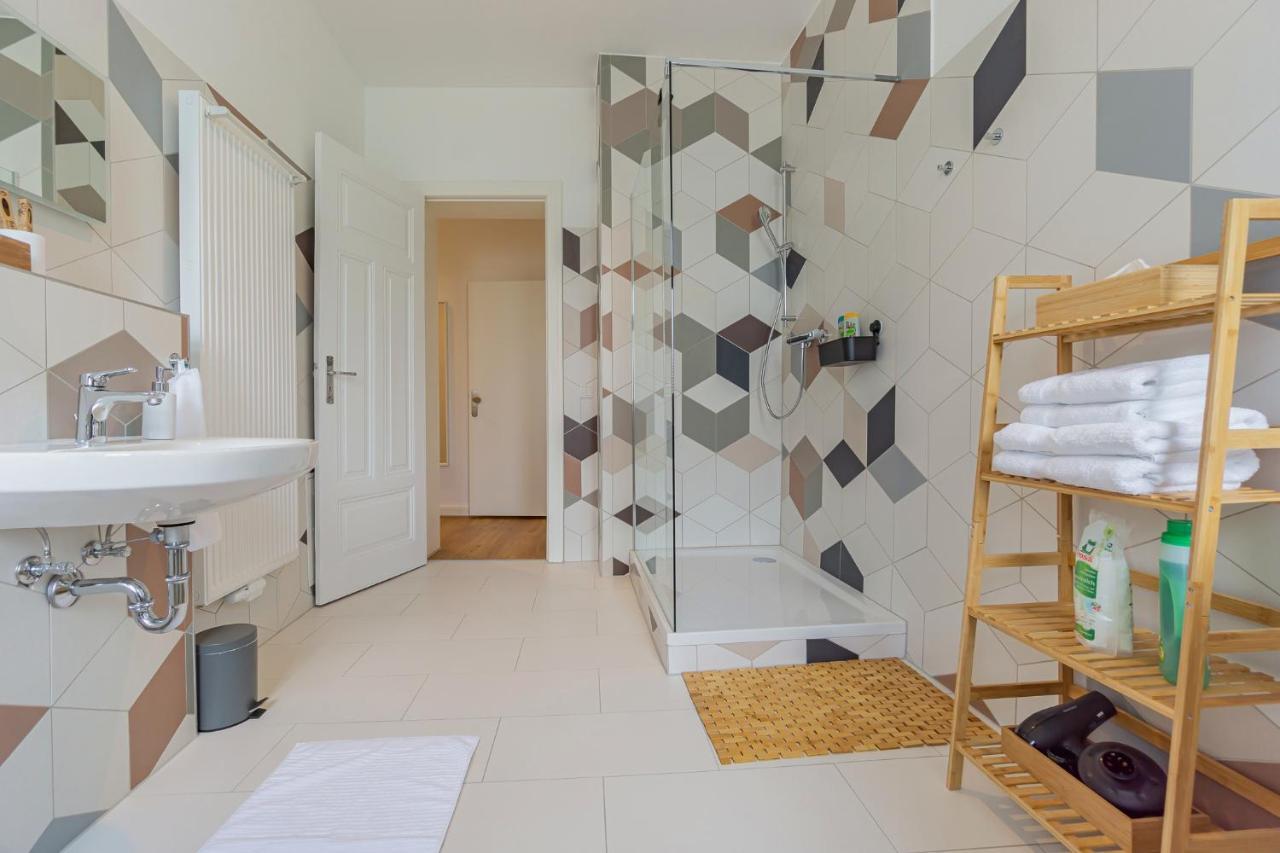 Modernes Apartment - Zentral, Ruhig, Wlan, Netflix, Kueche, Schreibtisch, Parkplatz, Waschtrockner Cottbus Esterno foto
