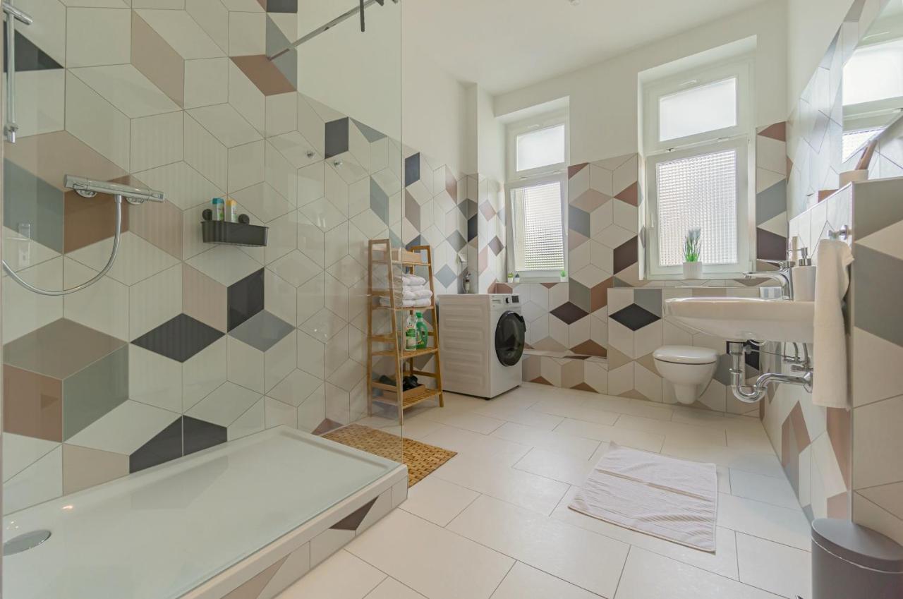Modernes Apartment - Zentral, Ruhig, Wlan, Netflix, Kueche, Schreibtisch, Parkplatz, Waschtrockner Cottbus Esterno foto