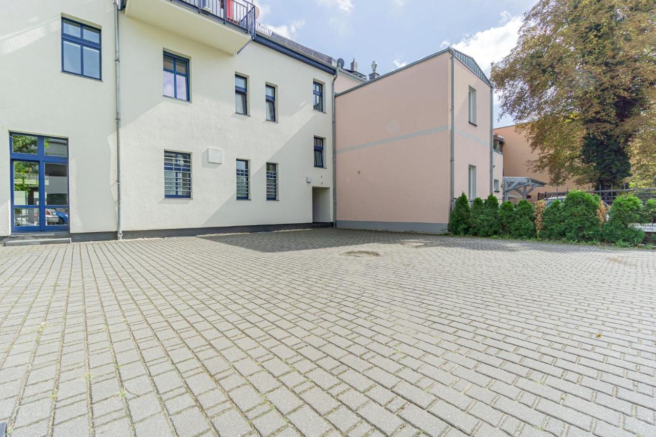 Modernes Apartment - Zentral, Ruhig, Wlan, Netflix, Kueche, Schreibtisch, Parkplatz, Waschtrockner Cottbus Esterno foto